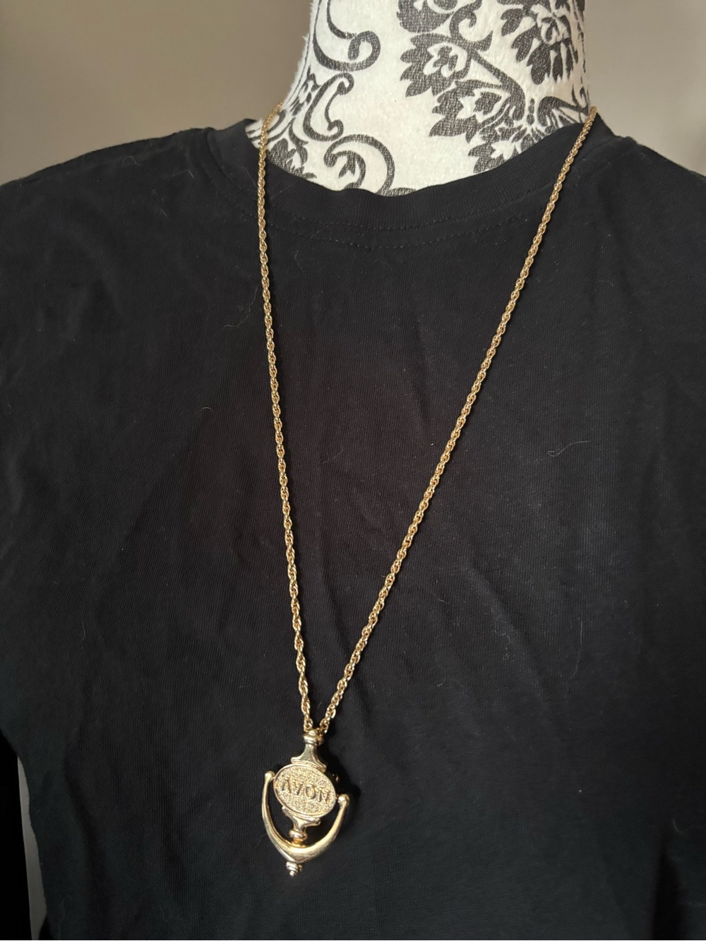 Avon Gold Tone Medallion Pendant Necklace - Picture 3 of 5